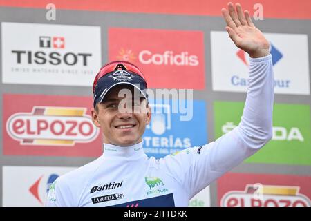 Der Belgier Remco Evenepoel von Quick-Step Alpha Vinyl feiert am Donnerstag, dem 01. September 2022 2022, auf dem Podium im weißen Trikot für den besten jungen Fahrer nach der Etappe 12 der Ausgabe der „Vuelta a Espana“, Rundfahrt durch Spanien, von Salobrena nach Penas Blancas (192,7km), Spanien. BELGA FOTO DAVID STOCKMAN Stockfoto