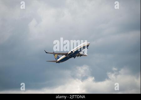 30.08.2022, Berlin, Deutschland, Europa - Eine Ryanair Boeing 737-800 Passagiermaschine hebt ab dem Flughafen Berlin Brandenburg BER. Stockfoto