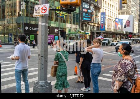 Am Donnerstag, den 1. September 2022, sprießen auf dem Times Square in New York Schilder der der „Gun Free Zone“. New York City hat an jedem Eingang zum berühmten Touristenziel Schilder angebracht, die den Times Square als „Gun Free Zone“ bezeichnen, gemäß dem Gesetz, das es den Gemeinden erlaubt, Orte zu finden, an denen legale Feuerwaffen nicht transportiert werden können. (© Richard B. Levine) Stockfoto