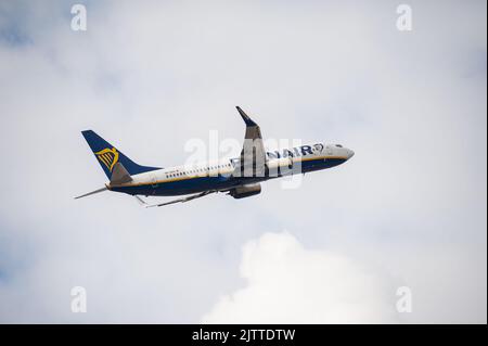 30.08.2022, Berlin, Deutschland, Europa - Eine Ryanair Boeing 737-800 Passagiermaschine hebt ab dem Flughafen Berlin Brandenburg BER. Stockfoto