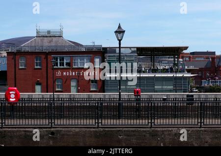 The Mount Suart Public House, Cardiff Bay September 2022 . Wetterlöffel Stockfoto