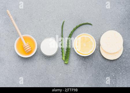 Handgemachte Kosmetika ohne Abfall. Hausgemachte Gesichtsmaske mit natürlichen Zutaten - Eigelb, Kräuterhonig, Aloe Vera, griechischer Joghurt. Natürliche Hautpflege Stockfoto