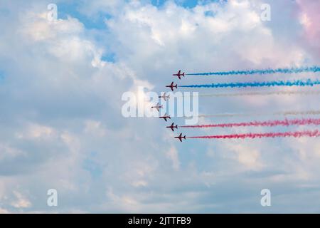 Bournemouth, Dorset, Großbritannien. 1.. September 2022. Tausende werden in den nächsten vier Tagen auf Bournemouth absteigen, um das spezielle Bournemouth Air Festival zu besuchen, das heute stattfindet und den Segen der Königin erhalten hat, mit viel Aktivität am Himmel, auf See und an Land. Die roten Pfeile führen durch - beginnend mit sieben Flugzeugen vor Red 6 hatte technische Probleme und das Display wurde unterbrochen. Quelle: Carolyn Jenkins/Alamy Live News Stockfoto