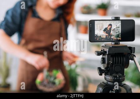 Florist Video Blog Frau Gartenarbeit Online-Tutorial Stockfoto