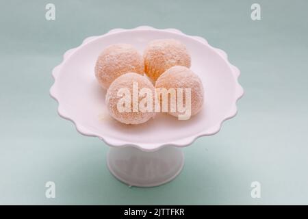 Süß, bekannt als Beijinho de Coco, sehr beliebt in Brasilianisch. Stockfoto