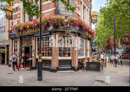 London, Großbritannien - 19. August 2022: Das Äußere des Pubs in Cambridge im Westen Londons. Stockfoto