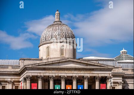 London, Großbritannien - 18. August 2022: Trafalgar Square und die National Gallery in London an einem typischen Sommertag. Stockfoto