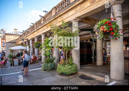 London, Großbritannien - 20. August 2022: Händler in Covent Garden im Herzen von London. Stockfoto