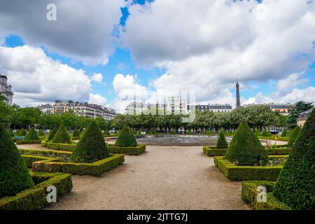 Landschaftsgarten des Komplexes Les Invalides in Paris, Frankreich. Les Invalides ist ein Komplex von Gebäuden mit Museen und Denkmälern, die alle in Bezug auf t Stockfoto