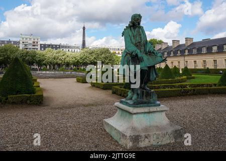 Jules Hardouin Mansart-Statue, die 1908 im Hotel National des Invalides in Paris, Frankreich, errichtet wurde. Jules Hardouin-Mansart war ein französischer Barockarchitekt Stockfoto