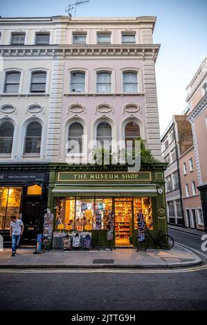 London, Großbritannien - 25. August 2022: Außenansicht des Museumsshops in London bei Nacht. Stockfoto