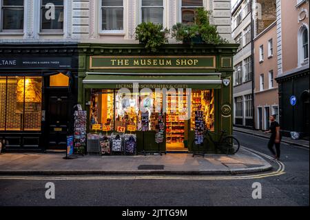 London, Großbritannien - 25. August 2022: Außenansicht des Museumsshops in London bei Nacht. Stockfoto