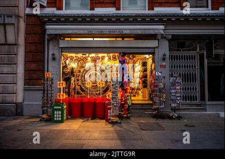 London, Großbritannien - 25. August 2022: Außenansicht des Londoner Heritage Gift Shops in London bei Nacht. Stockfoto