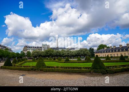 Landschaftsgarten des Komplexes Les Invalides in Paris, Frankreich. Les Invalides ist ein Komplex von Gebäuden mit Museen und Denkmälern, die alle in Bezug auf t Stockfoto