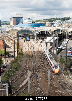 Ein Azuma LNER Express-Personenzug, der den Hauptbahnhof von Newcastle, Newcastle upon Tyne, England, Großbritannien, verlässt Stockfoto