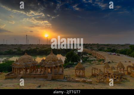 Schöner Sonnenuntergang bei Bada Bagh oder Barabagh, bedeutet Big Garden, ist ein Gartenkomplex in Jaisalmer, Rajasthan, Indien, Royal cenotaphs für Erinnerungen an Könige Stockfoto