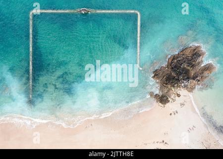 Luftaufnahme des Schwimmbades im Meer in Saint Malo in Frankreich. Stockfoto