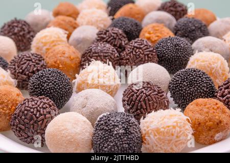 Brigadeiros, eine sehr beliebte Süßigkeit in Brasilianisch. Stockfoto