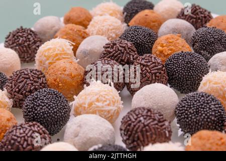 Brigadeiros, eine sehr beliebte Süßigkeit in Brasilianisch. Stockfoto