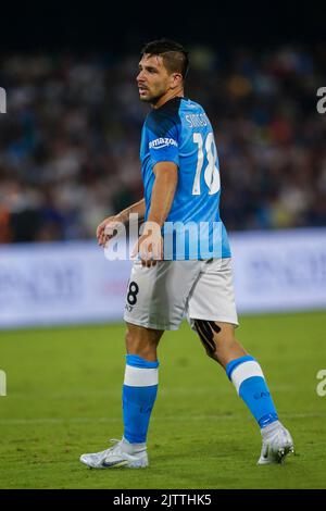 Der argentinische Stürmer von SSC Napoli Giovanni Simeone schaut während des Fußballspiels der Serie A zwischen SSC Napoli und Lecce. SSC Napoli und Lecce ziehen 1-1. Stockfoto