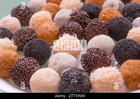 Brigadeiros, eine sehr beliebte Süßigkeit in Brasilianisch. Stockfoto