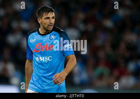 Der argentinische Stürmer von SSC Napoli Giovanni Simeone schaut während des Fußballspiels der Serie A zwischen SSC Napoli und Lecce. SSC Napoli und Lecce ziehen 1-1. Stockfoto