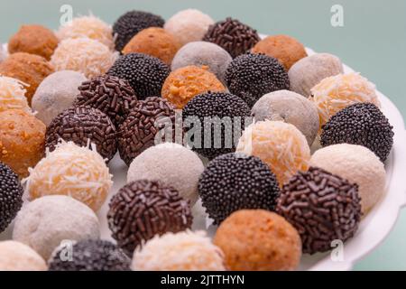 Brigadeiros, eine sehr beliebte Süßigkeit in Brasilianisch. Stockfoto