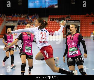 Larvik, Norwegen. 01. September 2022. Larvik, Norwegen, 1. 2022. September: Polina Ivanova Gencheva (23 Larvik) macht einen Schuss während des Remaspiels 1000 zwischen Larvik und Vipers in der Jotron Arena in Larvik, Norwegen (Ane Frosaker/SPP) Quelle: SPP Sport Pressefoto. /Alamy Live News Stockfoto