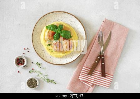 Traditionelle schwedische Fleischbällchen mit Kartoffelpüree Stockfoto