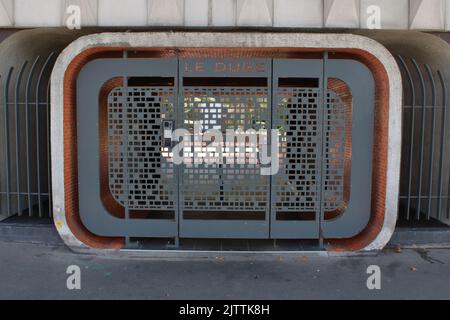 Brutalistischer Eingang zum Apartmentgebäude La Doge am Quai de la Marne neben dem Bassin de la Villette in Paris, Frankreich. Stockfoto