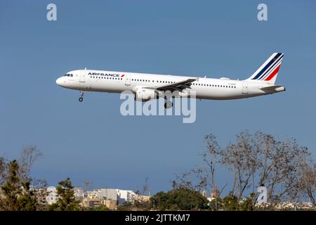 Air France Airbus A321-212 (REG: F-GTAY) im Kurzfinale, Ankunft aus Paris. Stockfoto