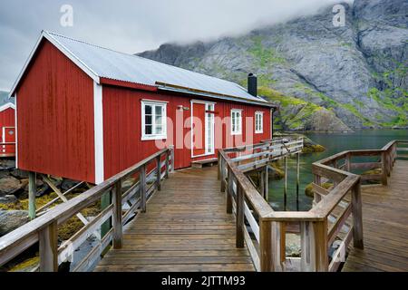 Fischerdorf mit traditionellem roten Rorbu in Nusfjord, Lofoten, Norwegen Stockfoto