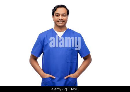 Glücklicher indischer Arzt oder Krankenschwester in blauer Uniform Stockfoto