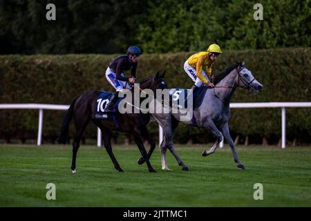 Wootton'Sun unter Jockey Harrison Shaw (links) und Haunted Dream unter Jockey Luke Morris (rechts) nach der William Hill Build Your Odds Racing League R28 während der Racing League 2022 Race Week 4 auf der Royal Windsor Racecourse, Berkshire. Bilddatum: Donnerstag, 1. September 2022. Stockfoto