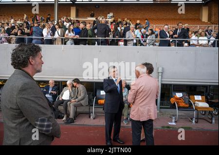 AMSTERDAM - Präsident Thomas Bach vom Internationalen Olympischen Komitee im Gespräch mit dem ehemaligen Athleten Jos Hermens anlässlich des 50.. Jahrestages der Olympischen Spiele in München 1972, organisiert von NOC*NSF. Eine palästinensische Terrororganisation nahm während der Spiele 11 israelische Athleten und Beamte als Geisel, die alle starben. ANP EVERT ELZINGA Stockfoto
