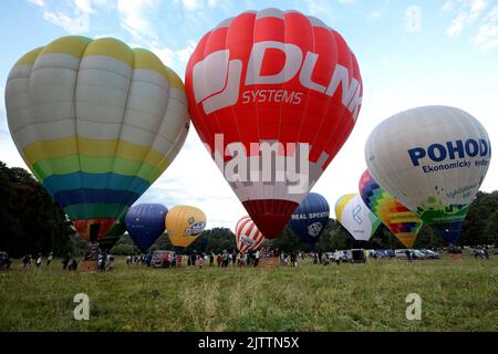 Ceska Skalice, Tschechische Republik. 1. September 2022. Ballonfahrer aus der Tschechischen Republik treffen sich bei der größten Ballonveranstaltung in diesem Jahr in der Tschechischen Republik. Eine Sammlung von 29 Heißluftballons, die in der tschechischen Stadt Ceska Skalice bei Nachod (150 Kilometer nördlich von Prag) teilnehmen. (Bild: © Slavek Ruta/ZUMA Press Wire) Stockfoto