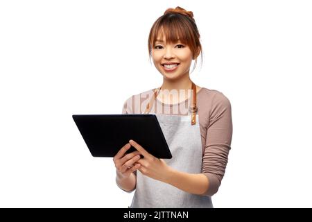 Glückliche Frau im Vorfeld mit Tablet-pc-Computer Stockfoto