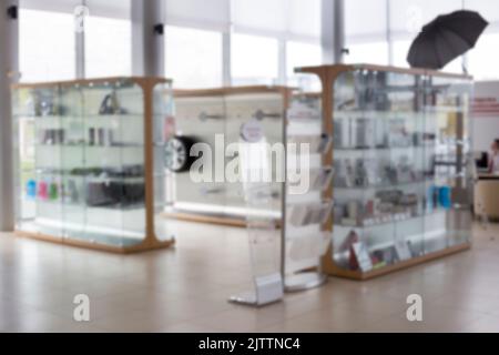 Autoshop. Original-Ersatzteile und verschiedene Zubehörteile für Autos. Thematisch verschwommener Hintergrund mit Bokeh-Effekt. Moderne Verkehrsmittel. Stockfoto