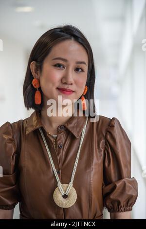 London, Großbritannien. 1. September 2022. Sechs strahlende junge Juwelen glänzen beim Retail Jeweler UK Jewelry Festival 2022. Die 17. Bright Young Gems ist eine Branchenplattform für neue Talente. Mary Chan interpretierte mit kinetischen Spielstücken das traditionelle Korsett neu, Kathy Chan ließ sich von den Reissorten inspirieren, Rachel Adam kombinierte recyceltes Silber mit ethisch bezogenen Hufverzierungen aus Pferden.Xinyi Chen recycelte elektronische Komponenten, um die Grenze zwischen physischen und digitalen, Yanmin Zhao brachte den Stein der Legende von Taihu in einer Jadebrosche mit. Kredit: Peter Hogan/Alamy Live Nachrichten Stockfoto