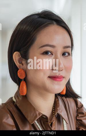 London, Großbritannien. 1. September 2022. Sechs strahlende junge Juwelen glänzen beim Retail Jeweler UK Jewelry Festival 2022. Die 17. Bright Young Gems ist eine Branchenplattform für neue Talente. Mary Chan interpretierte mit kinetischen Spielstücken das traditionelle Korsett neu, Kathy Chan ließ sich von den Reissorten inspirieren, Rachel Adam kombinierte recyceltes Silber mit ethisch bezogenen Hufverzierungen aus Pferden.Xinyi Chen recycelte elektronische Komponenten, um die Grenze zwischen physischen und digitalen, Yanmin Zhao brachte den Stein der Legende von Taihu in einer Jadebrosche mit. Kredit: Peter Hogan/Alamy Live Nachrichten Stockfoto