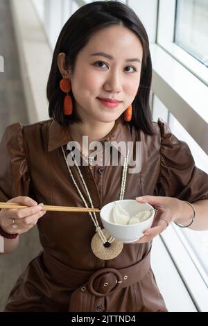 London, Großbritannien. 1. September 2022. Sechs strahlende junge Juwelen glänzen beim Retail Jeweler UK Jewelry Festival 2022. Die 17. Bright Young Gems ist eine Branchenplattform für neue Talente. Mary Chan interpretierte mit kinetischen Spielstücken das traditionelle Korsett neu, Kathy Chan ließ sich von den Reissorten inspirieren, Rachel Adam kombinierte recyceltes Silber mit ethisch bezogenen Hufverzierungen aus Pferden.Xinyi Chen recycelte elektronische Komponenten, um die Grenze zwischen physischen und digitalen, Yanmin Zhao brachte den Stein der Legende von Taihu in einer Jadebrosche mit. Kredit: Peter Hogan/Alamy Live Nachrichten Stockfoto