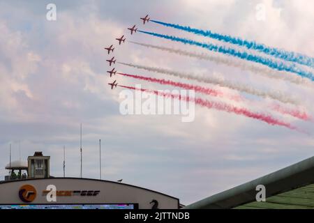 Bournemouth, Dorset, Großbritannien. 1.. September 2022. Tausende werden in den nächsten vier Tagen auf Bournemouth absteigen, um das spezielle Bournemouth Air Festival zu besuchen, das heute stattfindet und den Segen der Königin erhalten hat, mit viel Aktivität am Himmel, auf See und an Land. Die roten Pfeile führen durch - beginnend mit sieben Flugzeugen vor Red 6 hatte technische Probleme und das Display wurde unterbrochen. Quelle: Carolyn Jenkins/Alamy Live News Stockfoto
