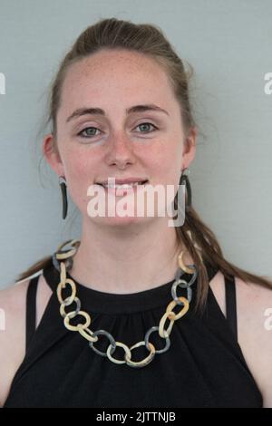 London, Großbritannien. 1. September 2022. Sechs strahlende junge Juwelen glänzen beim Retail Jeweler UK Jewelry Festival 2022. Die 17. Bright Young Gems ist eine Branchenplattform für neue Talente. Mary Chan interpretierte mit kinetischen Spielstücken das traditionelle Korsett neu, Kathy Chan ließ sich von den Reissorten inspirieren, Rachel Adam kombinierte recyceltes Silber mit ethisch bezogenen Hufverzierungen aus Pferden.Xinyi Chen recycelte elektronische Komponenten, um die Grenze zwischen physischen und digitalen, Yanmin Zhao brachte den Stein der Legende von Taihu in einer Jadebrosche mit. Kredit: Peter Hogan/Alamy Live Nachrichten Stockfoto