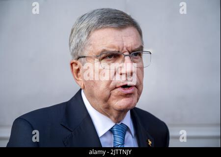 AMSTERDAM - Präsident Thomas Bach vom Internationalen Olympischen Komitee anlässlich des 50.. Jahrestages der Olympischen Spiele 1972 in München, organisiert von NOC*NSF. Eine palästinensische Terrororganisation nahm während der Spiele 11 israelische Athleten und Beamte als Geisel, die alle starben. ANP EVERT ELZINGA Stockfoto