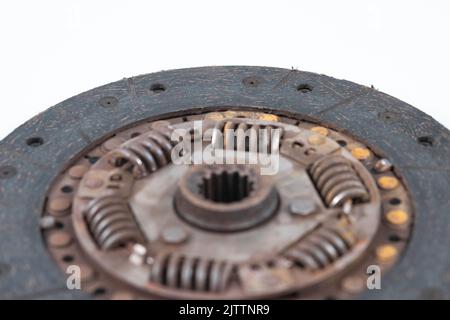 Alte und abgenutzte Kupplungsscheibe aus verschiedenen Blickwinkeln. Kupplungsscheibe an Verschleißgrenze, lose Federn, isoliert auf weiß. Stockfoto