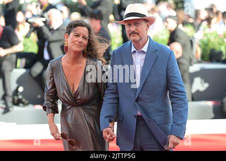 Venedig, Italien. 01. September 2022. Todd Field und seine Frau Serena Rathbun kommen zur Premiere des Films „Tar“ während der Filmfestspiele von Venedig 79.. Quelle: Stefanie Rex/dpa/Alamy Live News Stockfoto