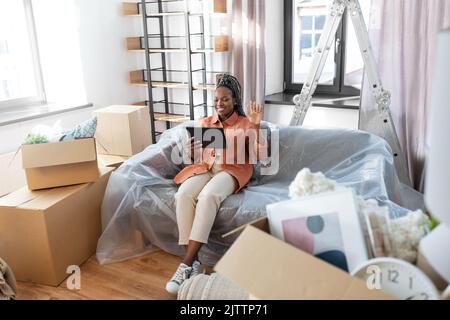 Lächelnde Frau mit Tablet-pc und Videoanruf Stockfoto