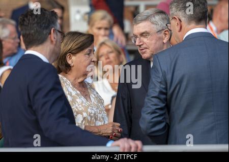 AMSTERDAM - Präsident Thomas Bach vom Internationalen Olympischen Komitee mit Ankie Spizer, Witwe eines der getöteten Olympiateilnehmer, anlässlich des 50.. Jahrestages der Olympischen Spiele in München 1972, organisiert von NOC*NSF. Eine palästinensische Terrororganisation nahm während der Spiele 11 israelische Athleten und Beamte als Geisel, die alle starben. ANP EVERT ELZINGA Stockfoto