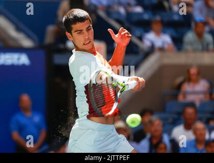 New York, USA, 1.. September 2022. Der spanische Tennisspieler Carlos Alcaraz beim US Open Turnier, Billie Jean King National Tennis Center, am Donnerstag, den 1. September 2022. © Jürgen Hasenkopf / Alamy Live News Stockfoto