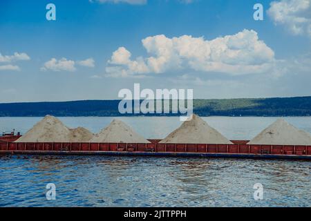 Lastkähne mit Sand. Die Barge transportiert Sand entlang der Wolga. Extraktion von Sand Stockfoto